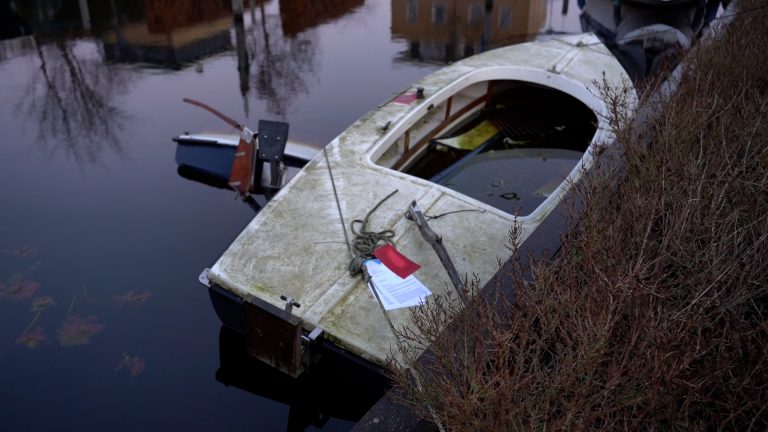 Botenprobleem in de regio: gemeente ruimt achtergelaten bootjes op