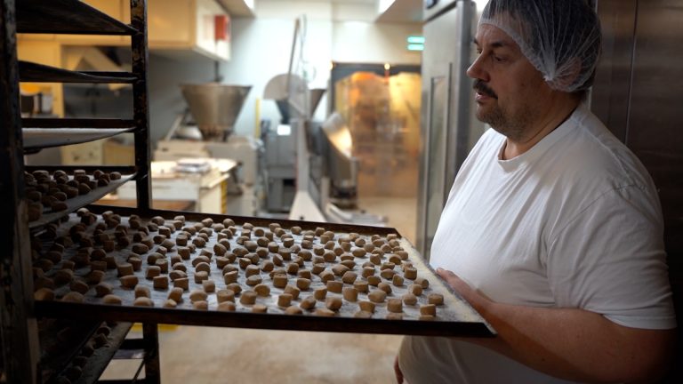 De specialiteit van Bakkerij Meinsma: ambachtelijke Friese pepernoten