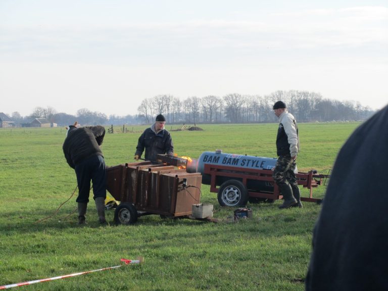 Bam! Hier worden de melkbussen met carbid gevuld op oudejaarsdag