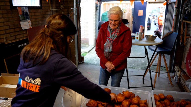 Familie Meijer bakt duizenden oliebollen voor Stichting Energy4All