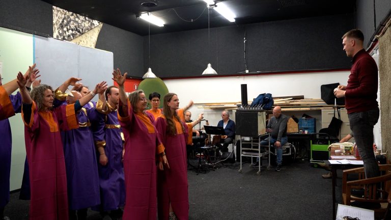 ‘Juster, Hjoed en Moarn’: Repetities Nijjiersrevue in volle gang