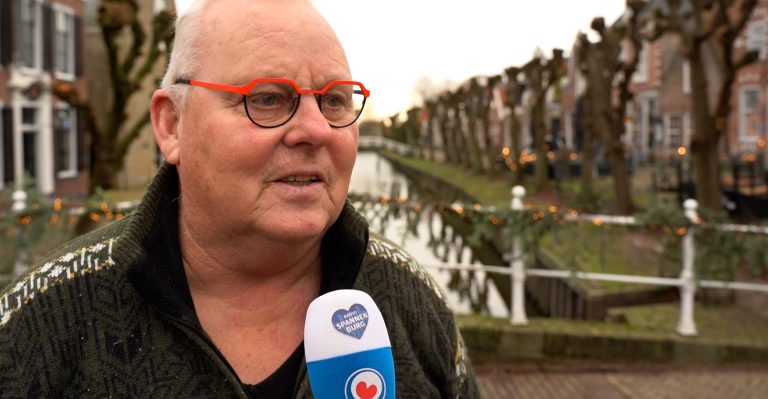 Man op bruggetje in Balk