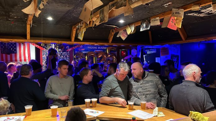'T Swalkershûs, mensen in het café