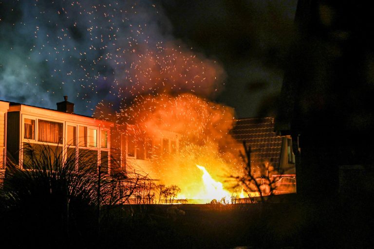 Felle brand in tuin Joure