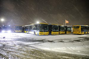 Bussen in de sneeuw in de remise