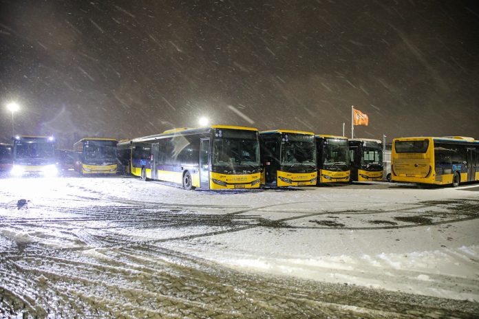 Bussen in de sneeuw in de remise