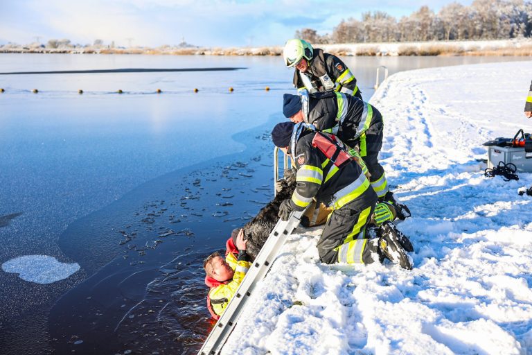 Beknelde hond uit het Tjeukemeer gered door brandweer
