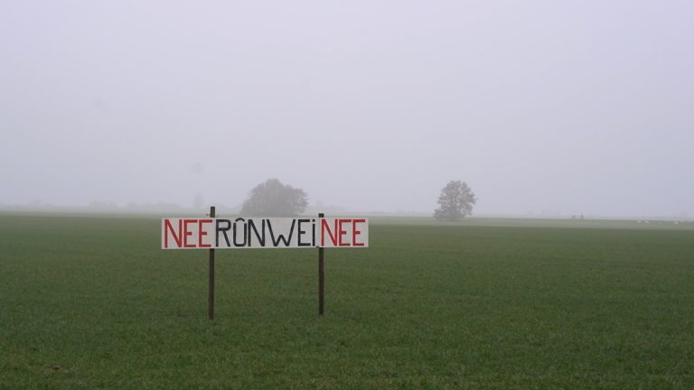 Geheimzinnig bord verschijnt in weiland Wijckel – ‘nee rûnwei nee’