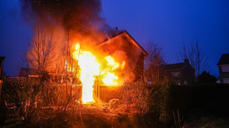 Brand in twee-onder-een-kapwoning in Oudehaske