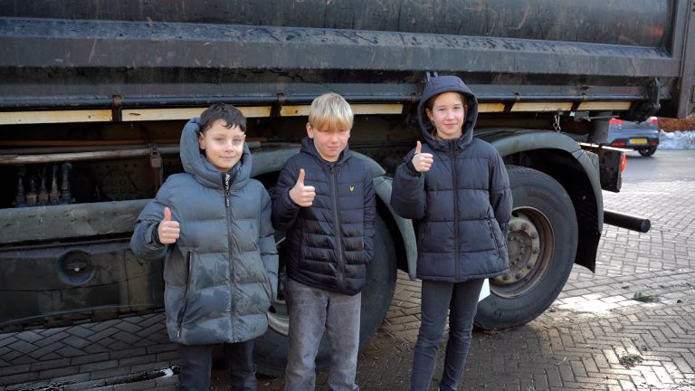 Kinderen van De Reinbôge sjouwen mee voor nieuw speelgoed