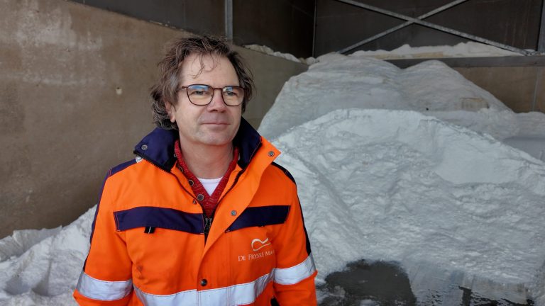 “De vermoeidheid slaat er in” – Strooiploegen draaien overuren