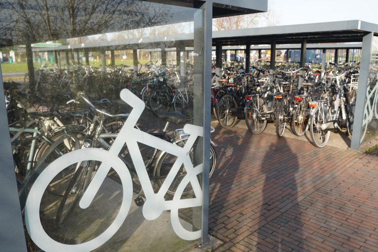 Fietsen in een fietsenstalling