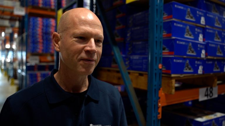 Dick van der Bijl in loods Koninklijke Zandstra