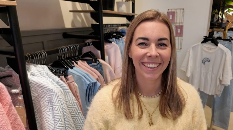 Pasteltinten en barrel jeans – Dit worden de trends van 2026