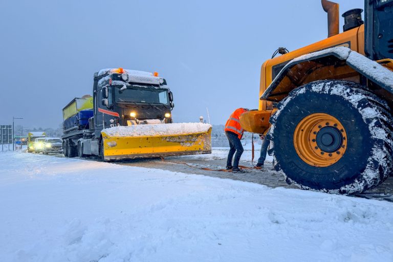 Extreme gladheid legt verkeer rond A7 Joure stil