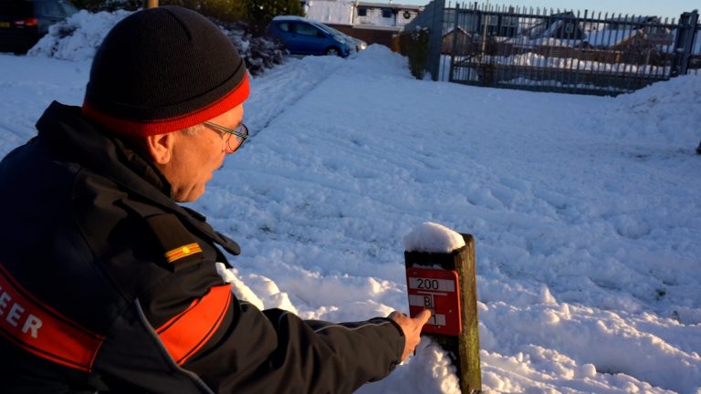 Anne bij paaltje in de sneeuw