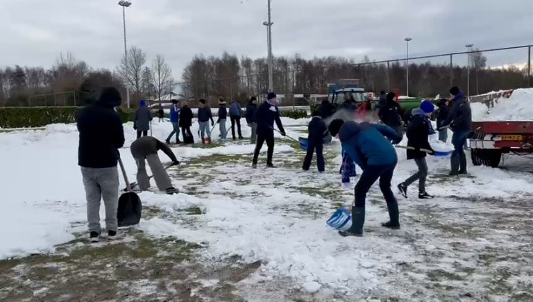 Er werd druk sneeuw geschoven op de trainingsvelden in Skoatterwâld