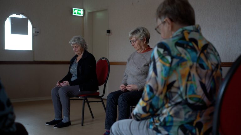 Jouster stoelyoga biedt ouderen een rustige en veilige manier om in beweging te blijven