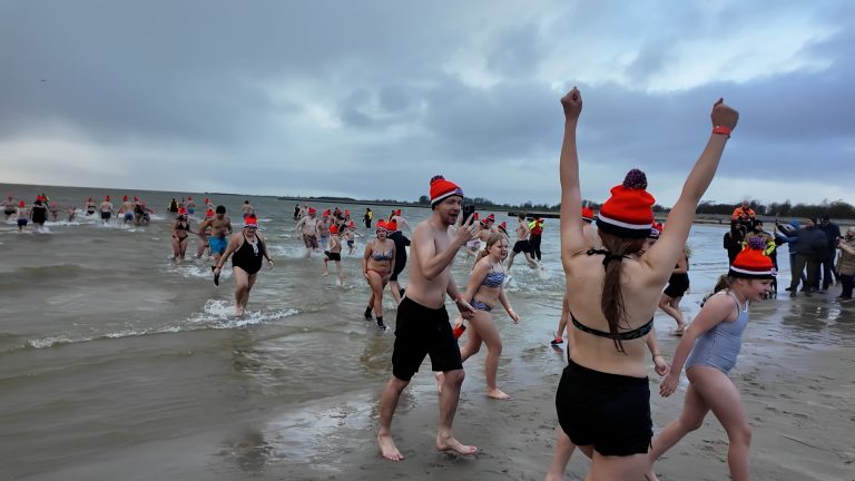 Van Enschede tot Duitsland: iedereen duikt mee bij Nieuwjaarsduik Lemmer