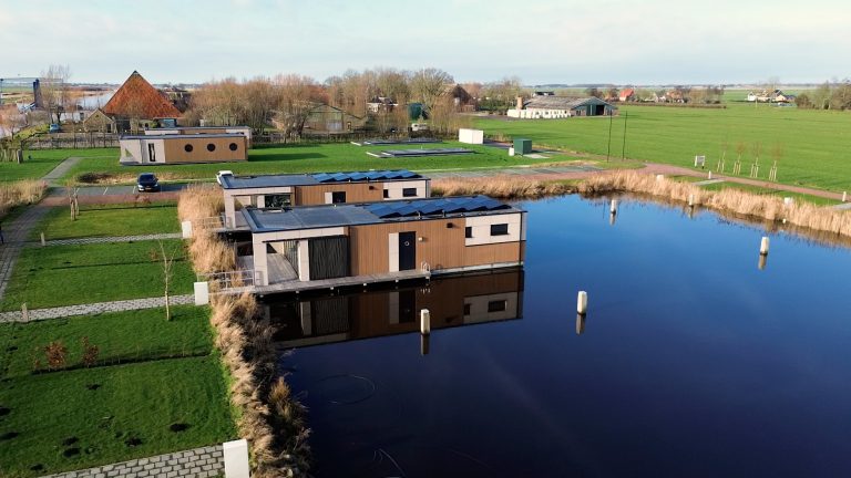 Zo worden waterwoningen voor in Follega in de fabriek gebouwd