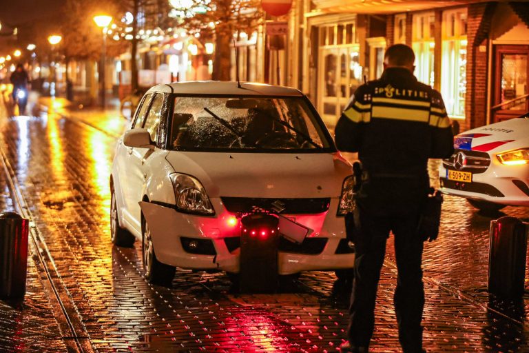 Automobiliste botst tegen beweegbare paal in Midstraat