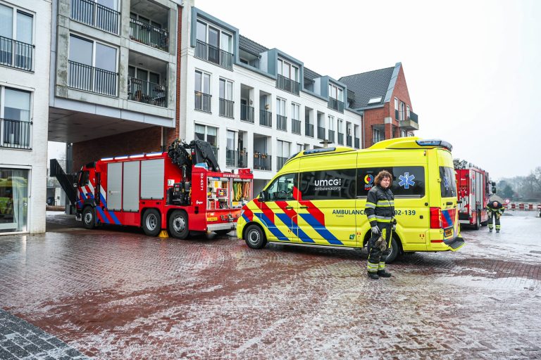 De brandweer heeft de ambulance met een lier weggetrokken