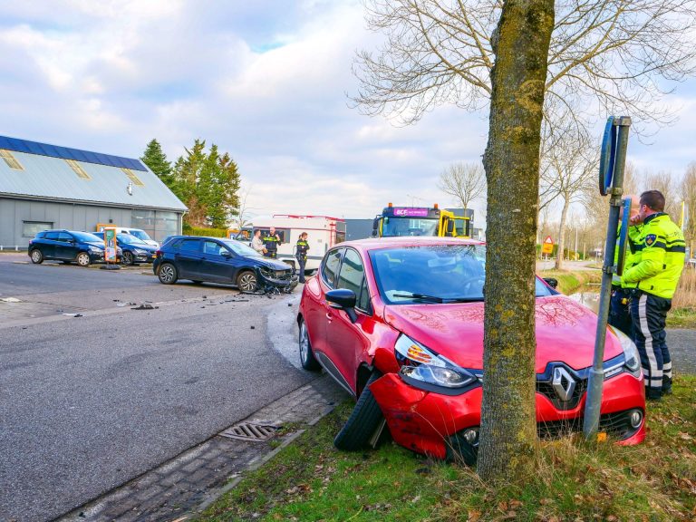 Aanrijding voor supermarkt in Oudehaske, één gewonde naar ziekenhuis