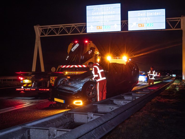 Auto op de kop bij Scharsterbrug: automobilist naar ziekenhuis