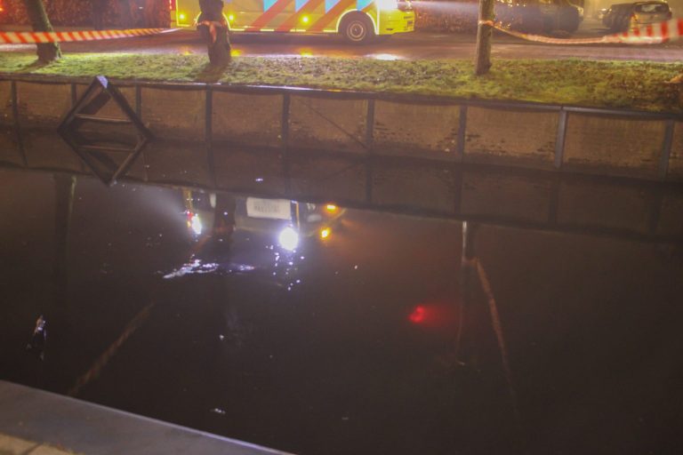 Voertuig belandt in water Balk, bestuurder uit het water geholpen