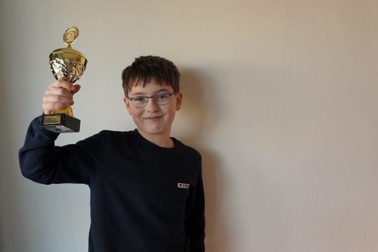 Lemster Sander (11) tweede op landelijke typewedstrijd: “Heel trots”