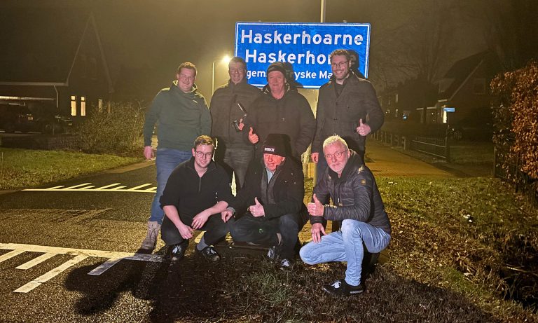 Haskerhorne heeft na een maand wachten haar gestolen plaatsnaamborden terug