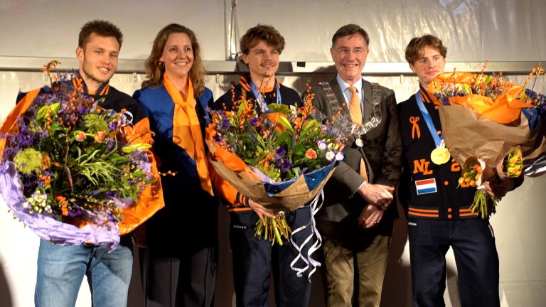 Sintjohannesga loopt uit voor huldiging schaatshelden Van ’t Wout