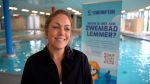 Ilse Terpstra in het zwembad van Lemmer