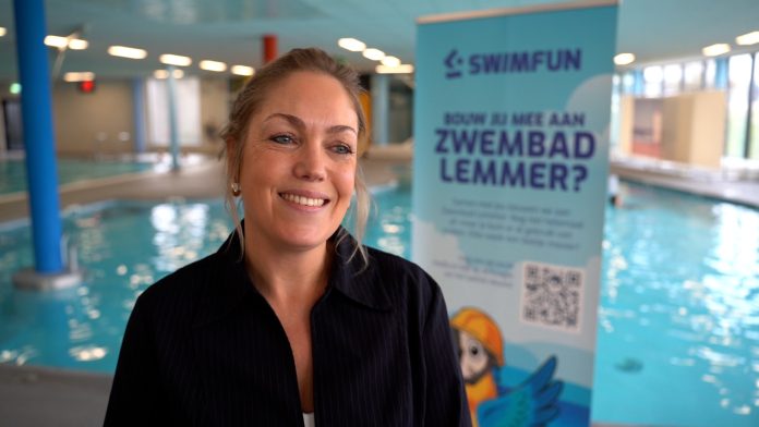 Ilse Terpstra in het zwembad van Lemmer