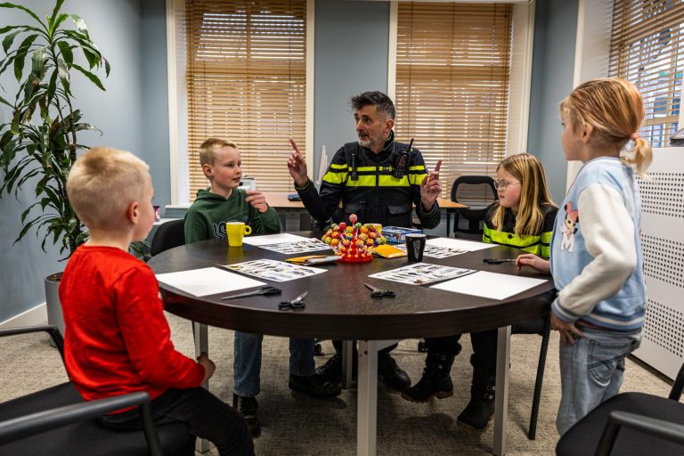 Kinderen openen nieuwe politiepost van De Fryske Marren in Joure