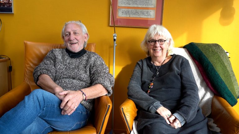 Piet en Wiep de Vries in hun woning in Terkaple