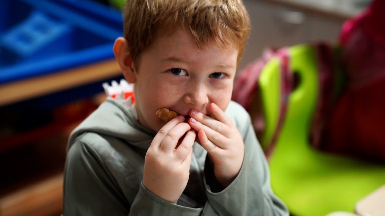jongetje eet op school