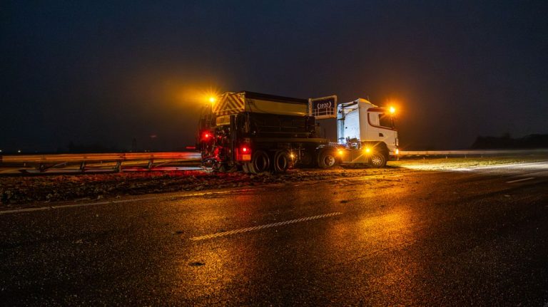 Strooiwagen vangrail ijzel