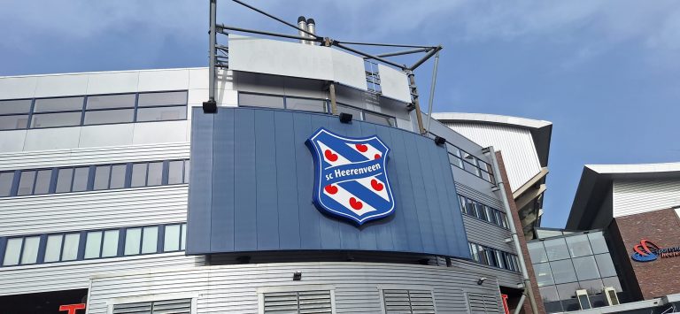 Laatste competitiewedstrijd van sc Heerenveen in de stromende regen: “Het was geen voetbal meer”