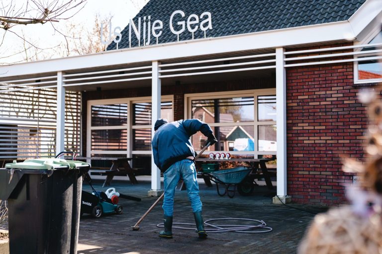 Grote opkomst bij Himmeldei in Elahuizen: dorpshuis krijgt flinke opknapbeurt