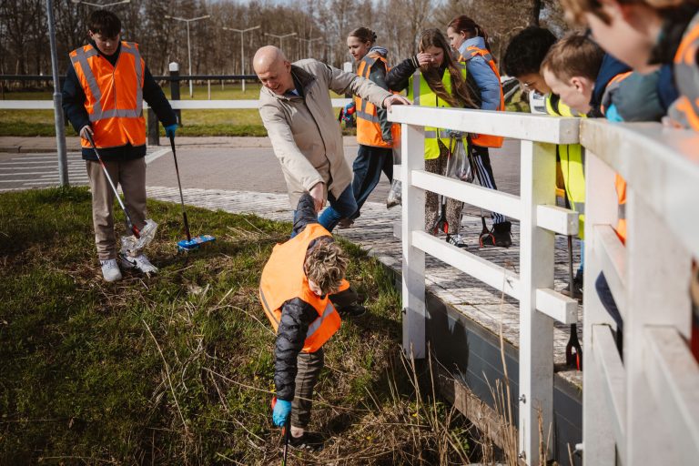 Basisschoolleerlingen ruimen zwerfafval op tijdens Himmelwike in De Fryske Marren