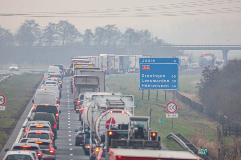 Drie kilometer file richting Joure door storing Scharsterrijnbrug