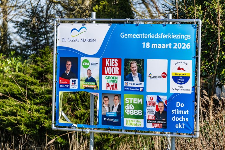Verkiezingsposters D66 en FvD weggesneden in Rotsterhaule