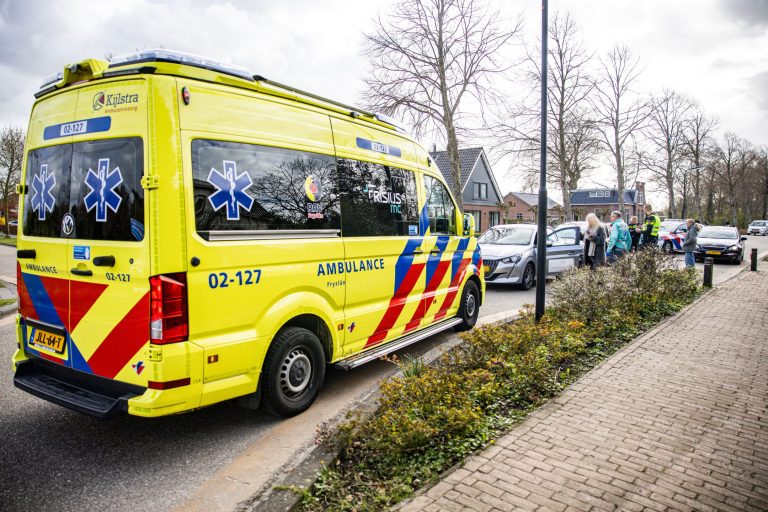 Kop-staartbotsing zorgt voor verkeershinder op Jousterweg in Oudehaske