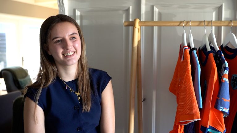 Van voetbalshirt naar fashion statement: Myla geeft voetbalshirts een tweede leven