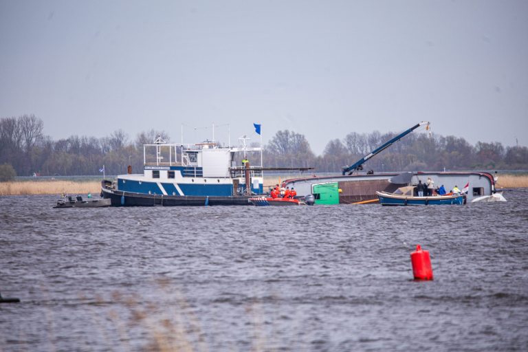 Skûtsje slaat om tijdens openingswedstrijd watersportseizoen in Langweer