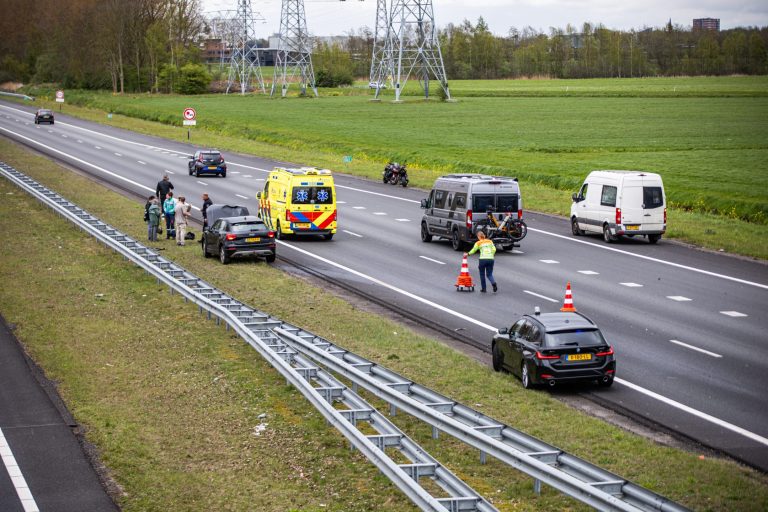 Aanrijding tussen auto en motorrijder op A7