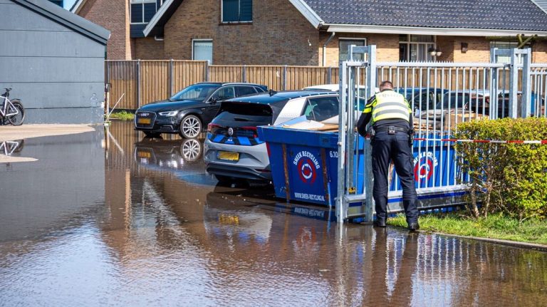 Door de leidingbreuk liep veel water het terrein van Dok en Scheepsbouw en Kuipers op