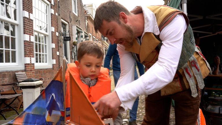 Gezang op it skûtsje en klompen in het water: Watersportseizoen Sloten feestelijk geopend