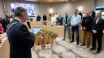 Burgemeester Leo Pieter Stoel leest de eed of gelofte voor.